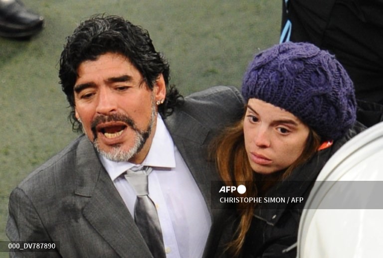 Pelatih Argentina Diego Maradona dihibur oleh putrinya Dalma, saat ia meninggalkan lapangan setelah kalah dari Jerman dalam pertandingan sepak bola perempat final Piala Dunia 2010 di stadion Green Point di Cape Town, Afrika Selatan, pada 3 Juli 2010. 