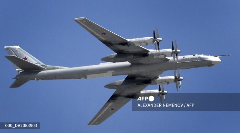 Sebuah pesawat pembom strategis bertenaga turboprop Tupolev Tu-95 Rusia terbang di atas Kremlin di Moskow, pada 7 Mei 2015, saat latihan untuk parade militer Hari Kemenangan. 